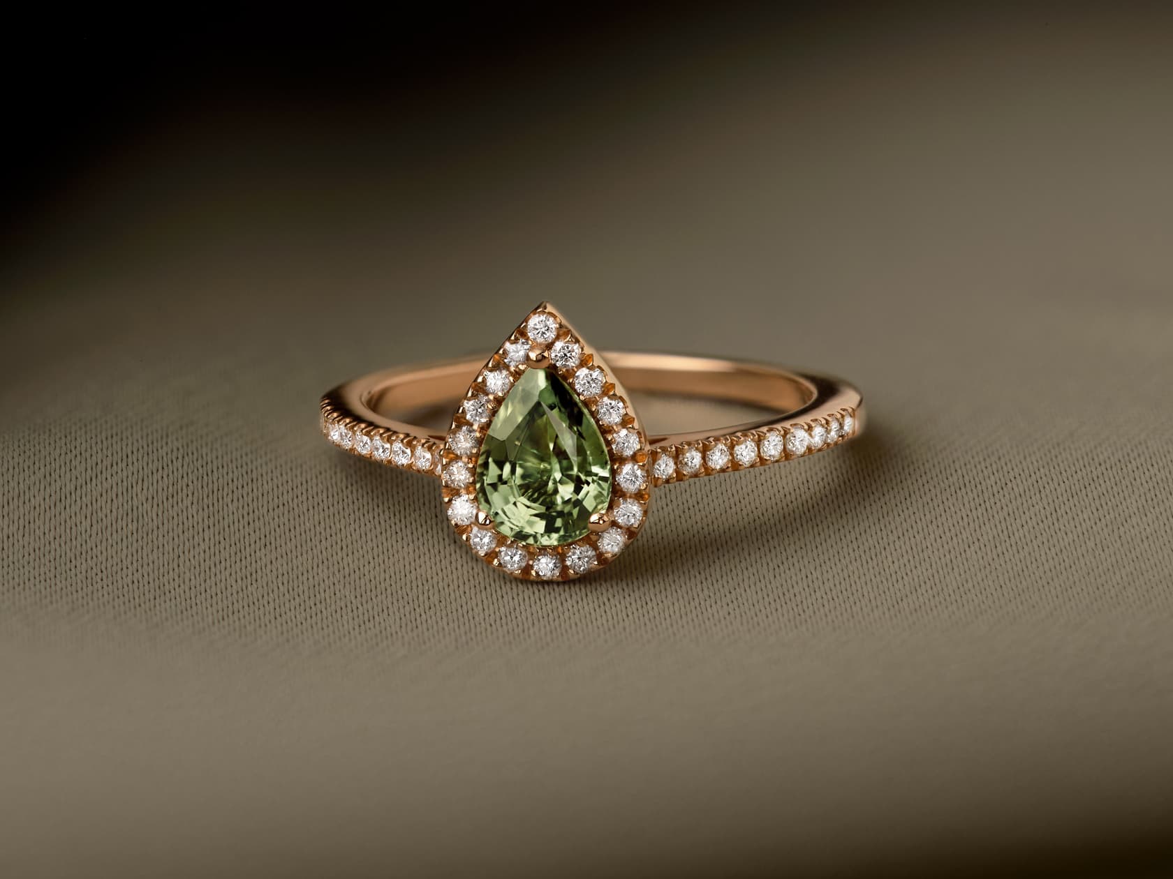 Bague Rétromantique Poire Pavée