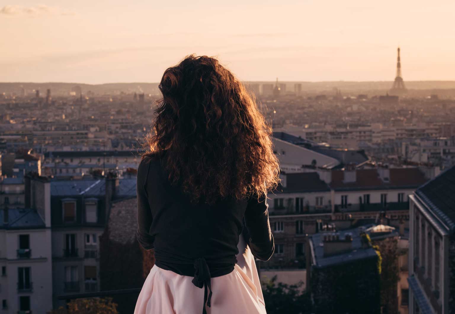 Vue toits de Paris avec danseuse