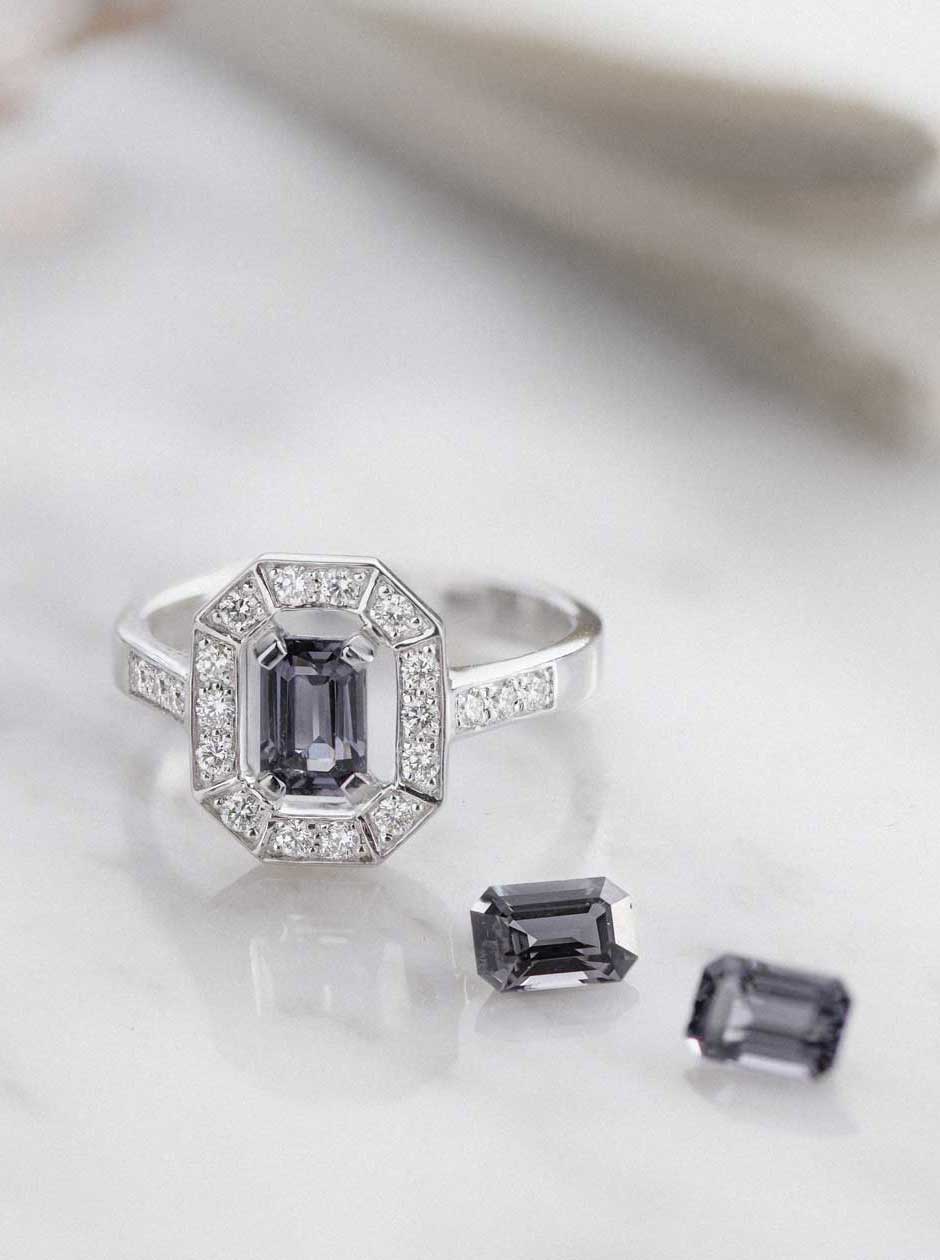 Bague Art Déco Spinelle Gris et 2 pierres