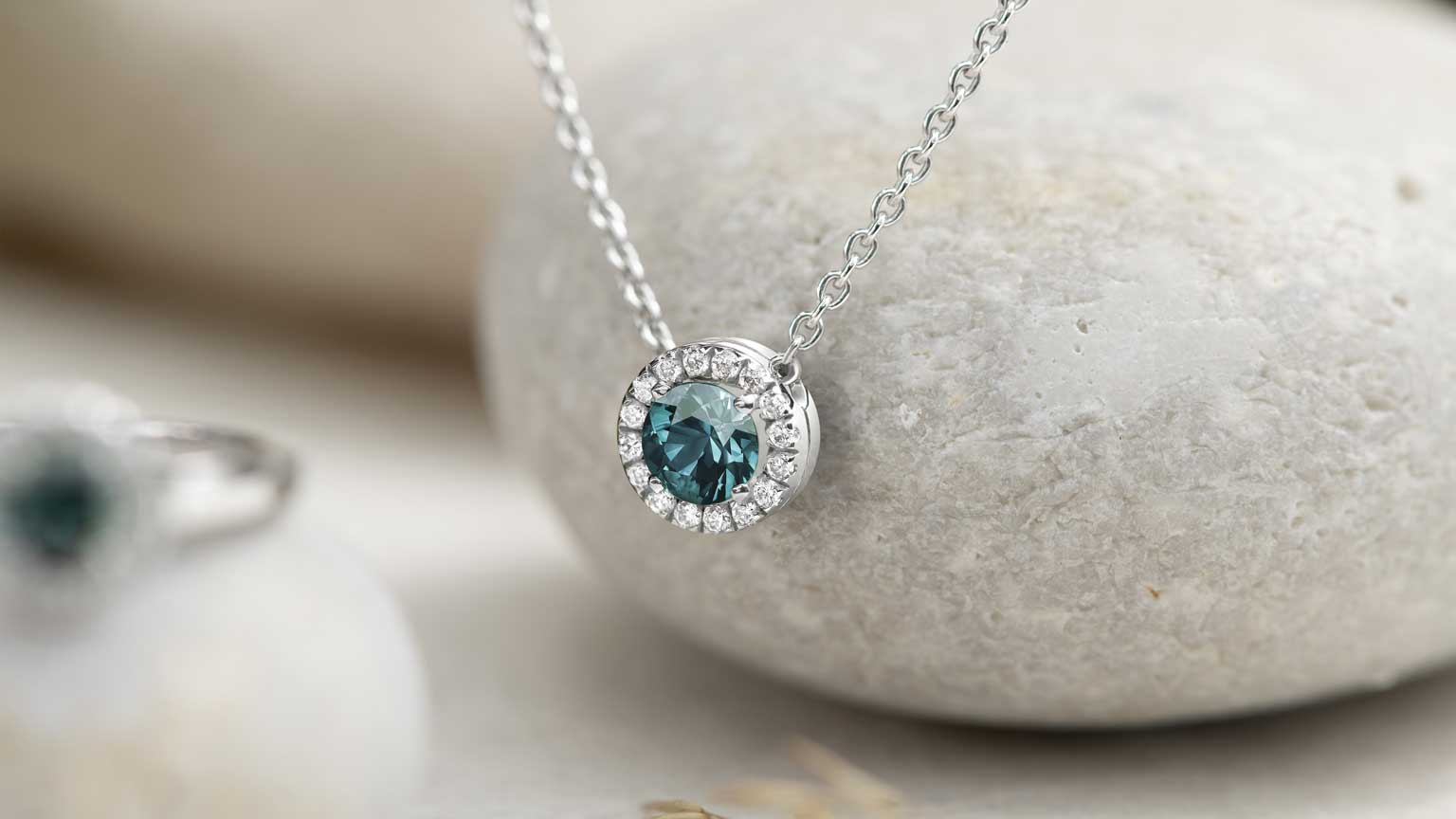 Nature morte Pendentif Saphir Bleu Gris