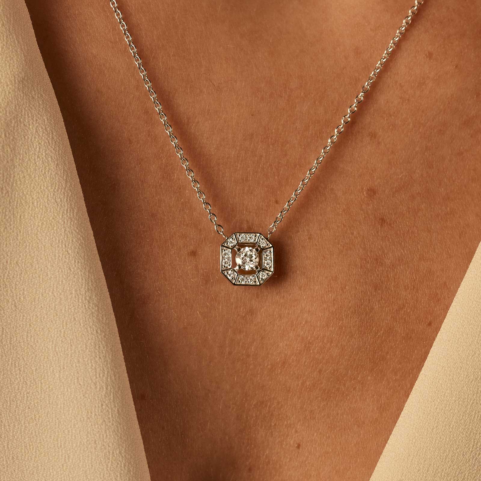 Pendentif Or blanc Saphir Bleu Gris et diamants Art Déco Rond 4 mm 3