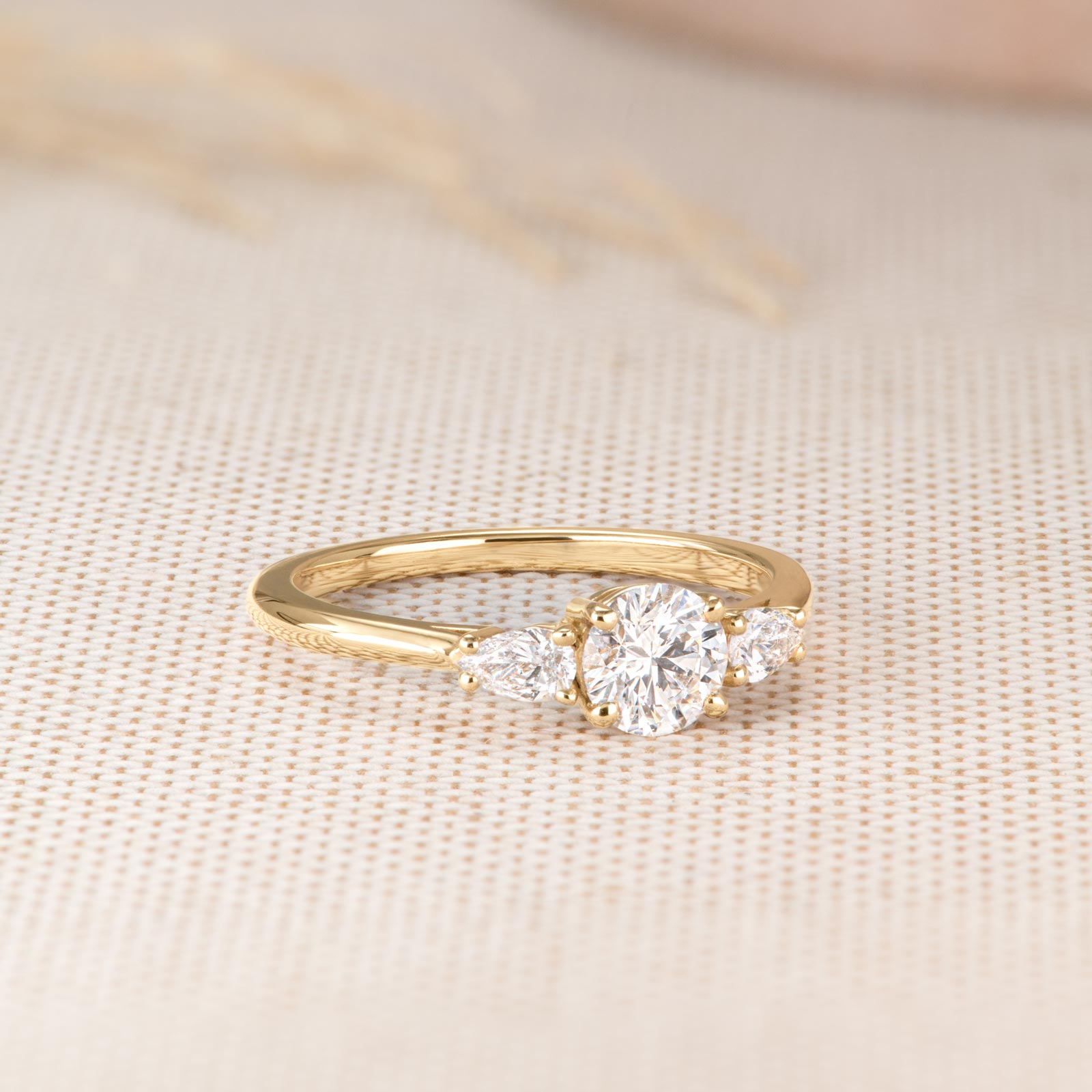 Bague Or blanc Saphir Bleu Gris et diamants Little Lady Duo de Poires 4