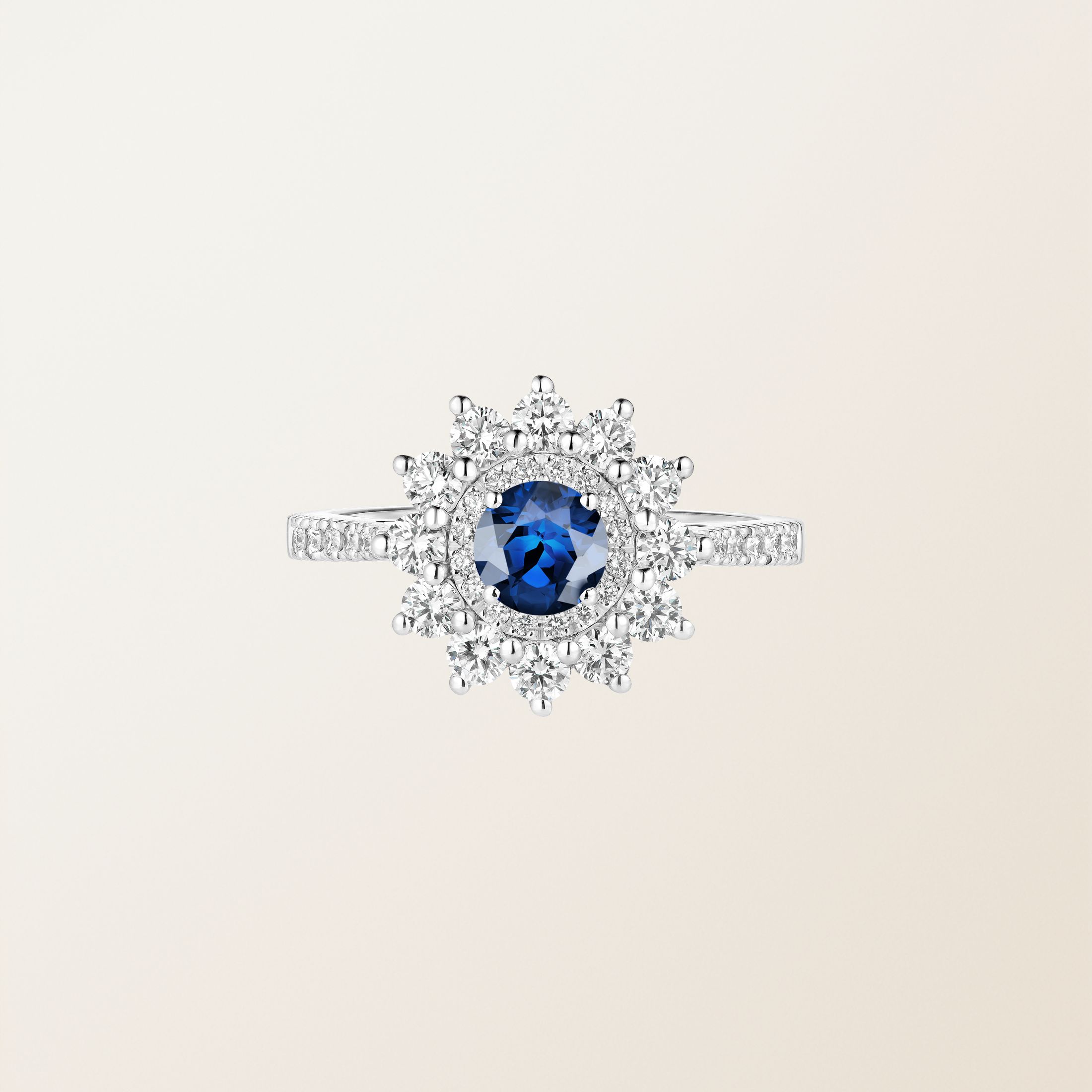 Bague Or blanc 18 cts Saphir Lefkos 5 mm Pavée