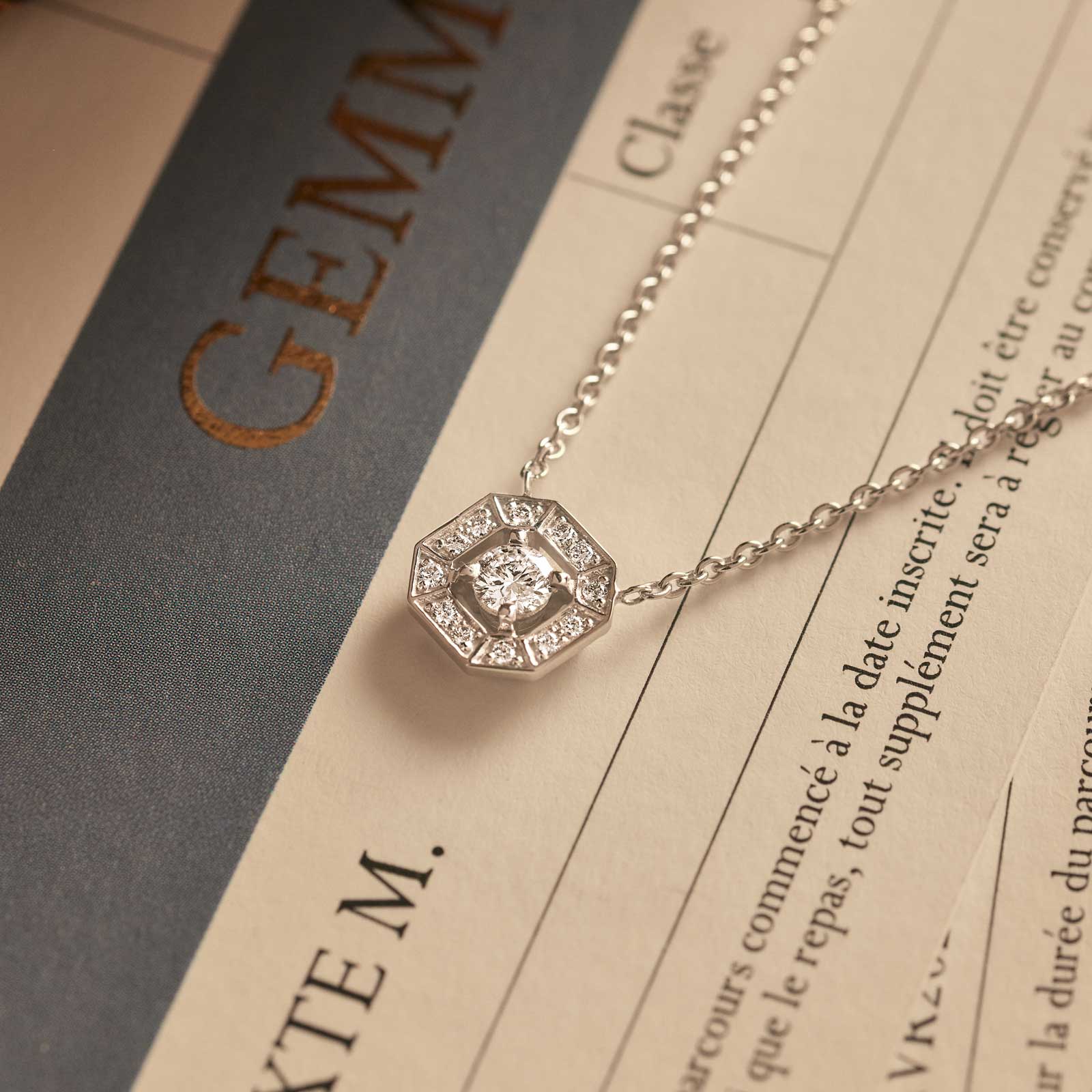 Pendentif Or blanc Saphir Bleu Gris et diamants Art Déco Rond 4 mm 5