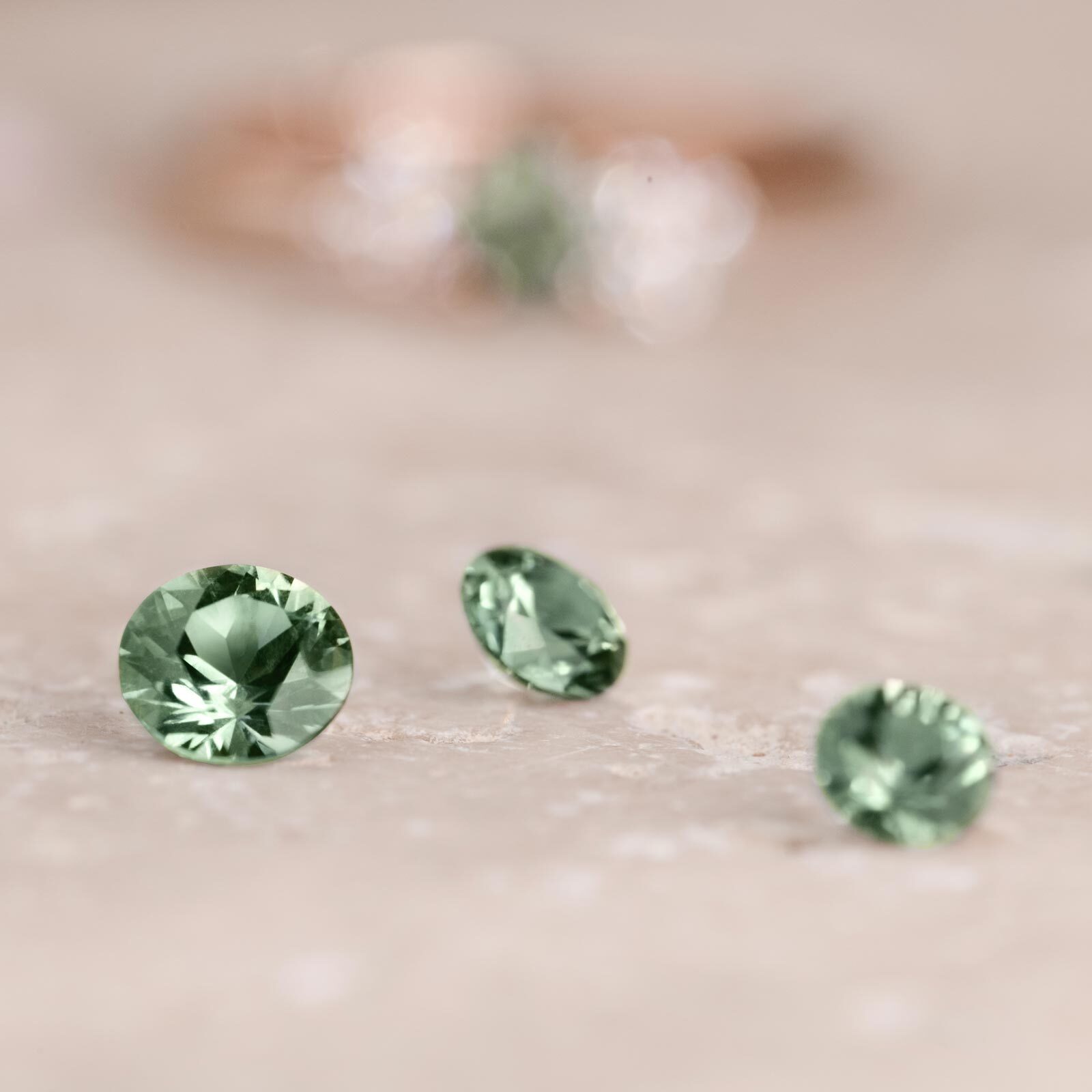リング 18金イエローゴールド グリーンサファイア Art Déco Rond 4 mm