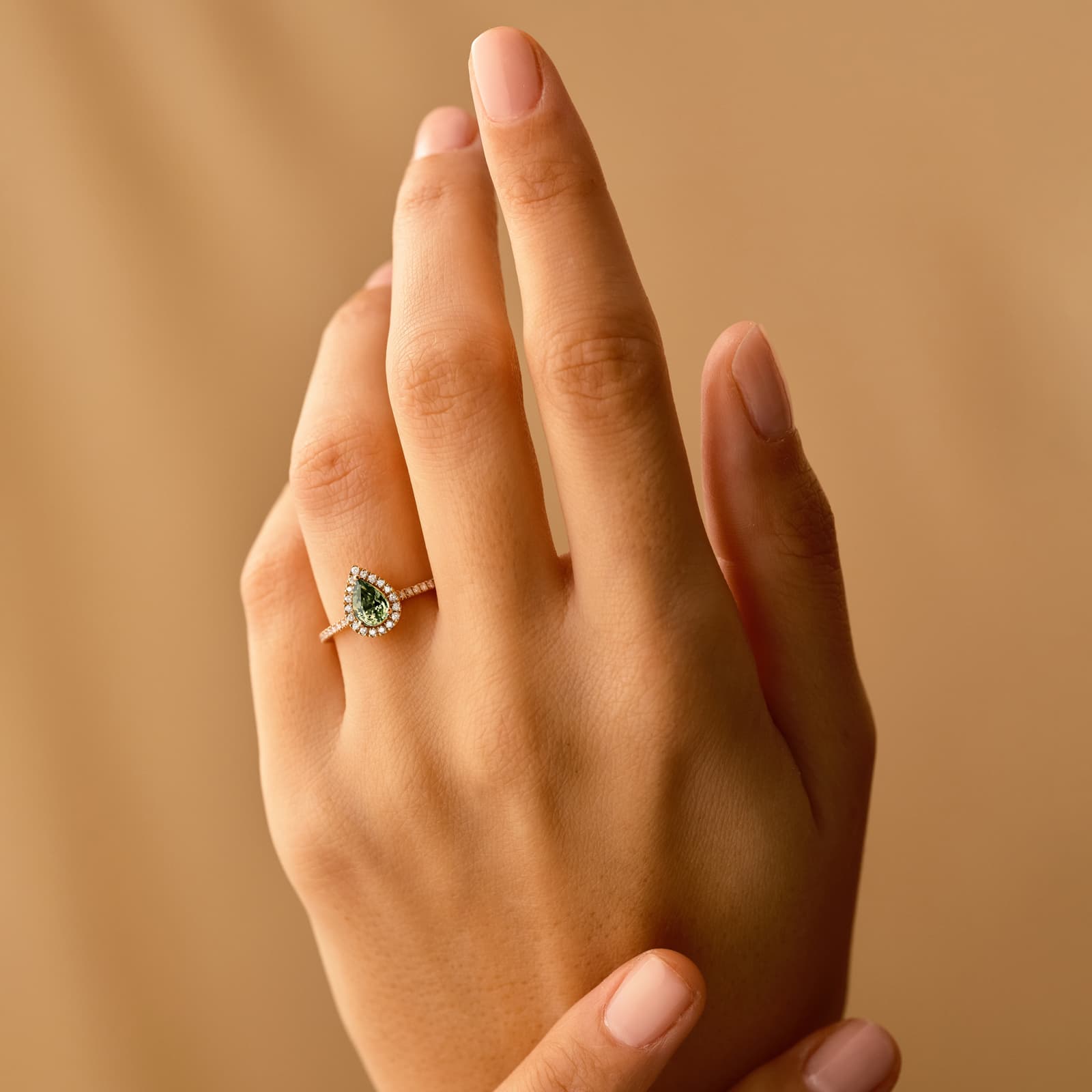 Ring White gold Tsavorite and diamonds Rétromantique Poire Pavée 4