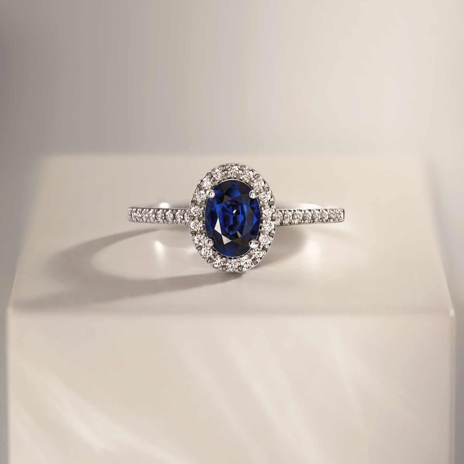 Bague Or blanc Saphir Bleu Gris et diamants Rétromantique Ovale Pavée 5