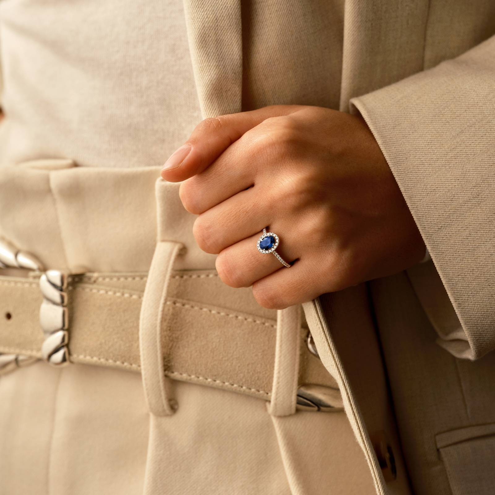 Bague Or blanc Saphir Bleu Gris et diamants Rétromantique Ovale Pavée 4