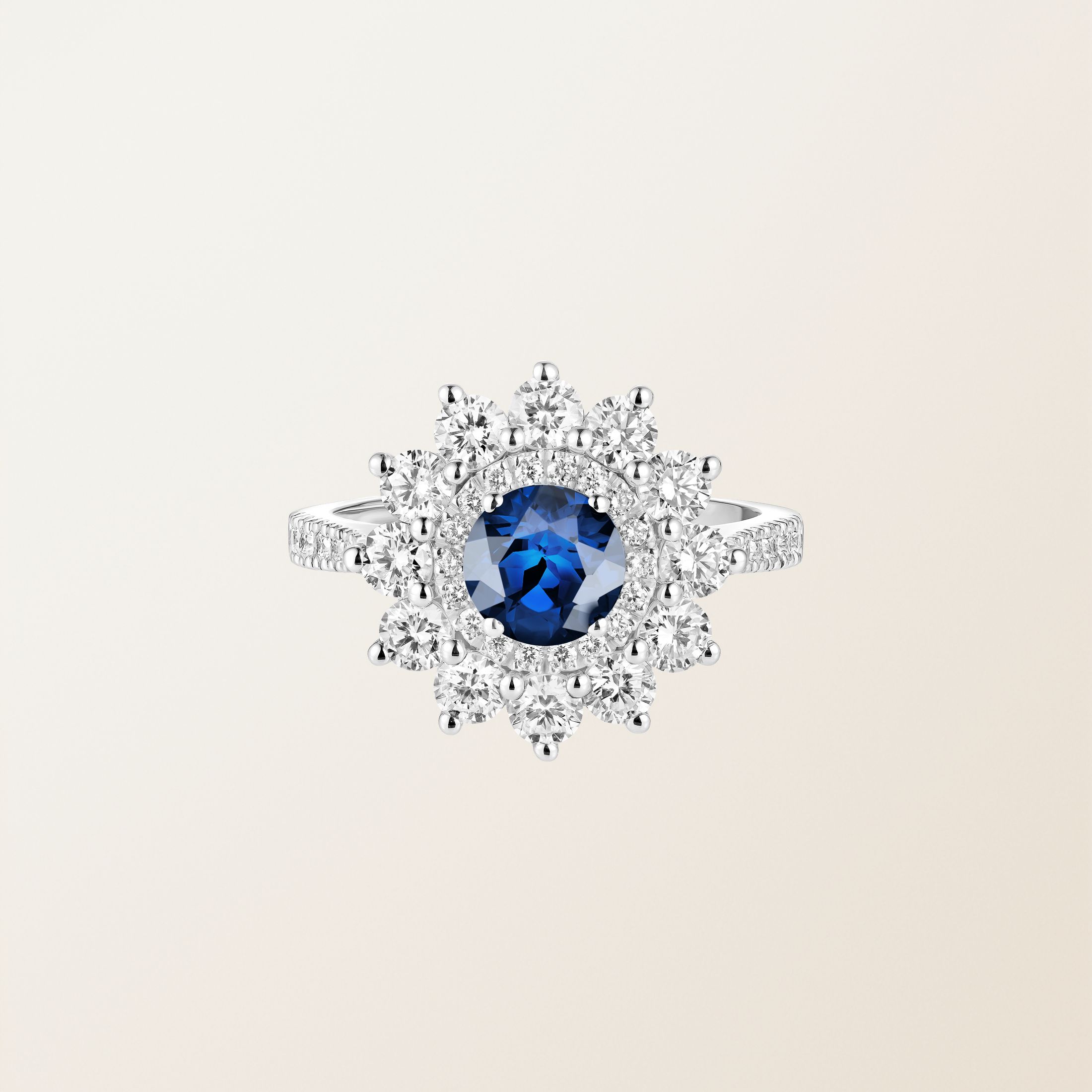 Bague Or blanc 18 cts Saphir Lefkos 6 mm Pavée