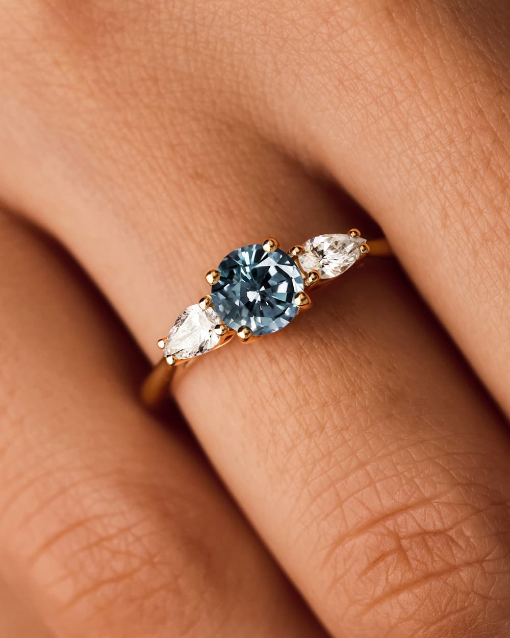 Bague Or blanc Saphir Bleu Gris et diamants Little Lady Duo de Poires 3