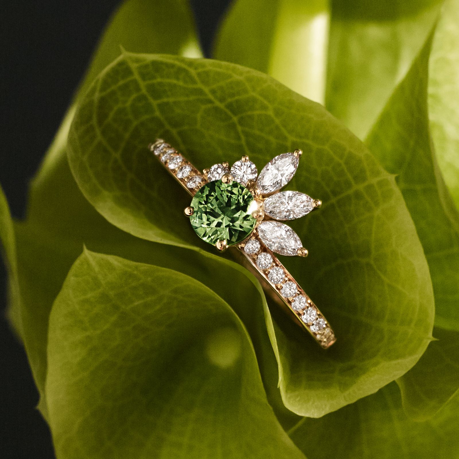 Ring Rose gold Tsavorite and diamonds Little EverBloom Pavée 4
