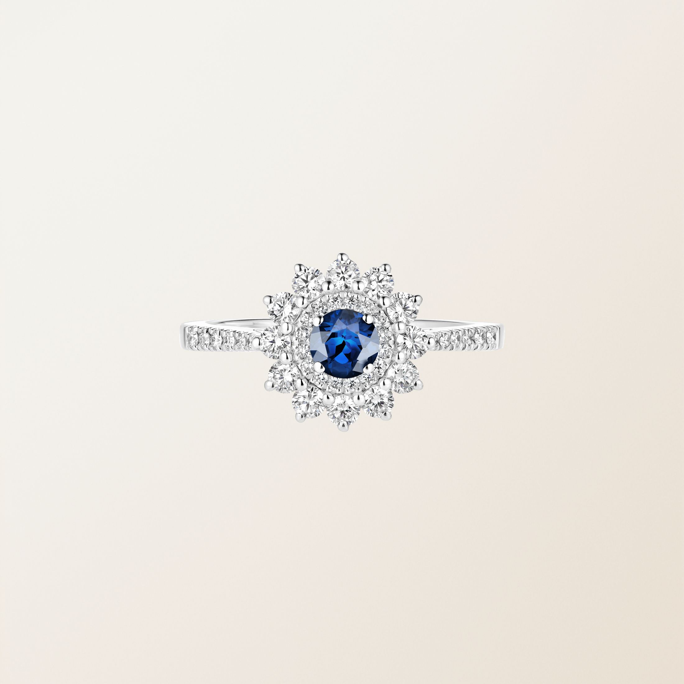 Bague Or blanc 18 cts Saphir Lefkos 4 mm Pavée
