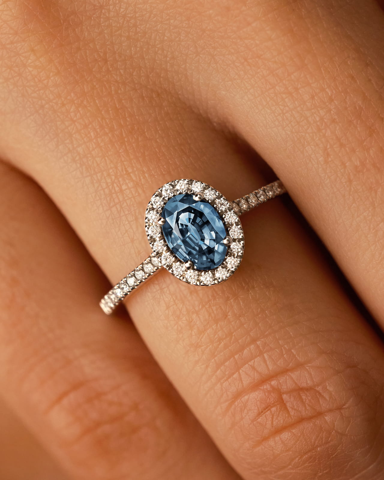 Bague Or blanc Saphir Bleu Gris et diamants Rétromantique Ovale Pavée 3